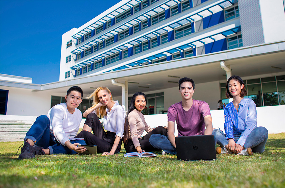 รู้ก่อนตัดสินใจ หลักสูตรปริญญาตรีสองภาษา ต่างจากหลักสูตรนานาชาติอย่างไร